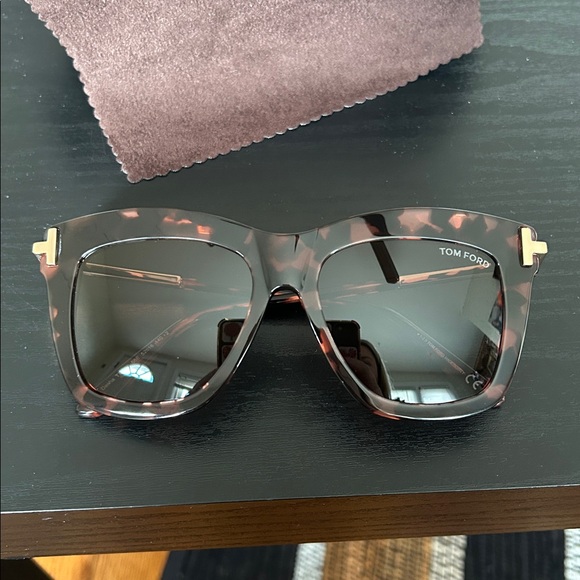 Tom Ford Tortoiseshell Sunglasses with Case & cloth - Picture 3 of 7